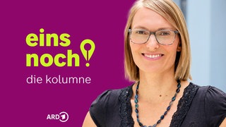 Laura Koppenhöfer neben einem stilisierten Ausrufezeichen, das sich auch als Schreibfeder oder Lokalisierungspin deuten lässt.