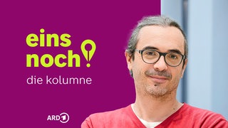 Pascal Fournier neben einem stilisierten Ausrufezeichen, das sich auch als Schreibfeder oder Lokalisierungspin deuten lässt.