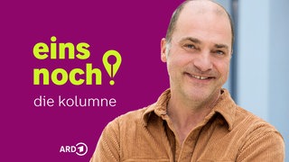 Peter Knetsch neben einem stilisierten Ausrufezeichen, das sich auch als Schreibfeder oder Lokalisierungspin deuten lässt.