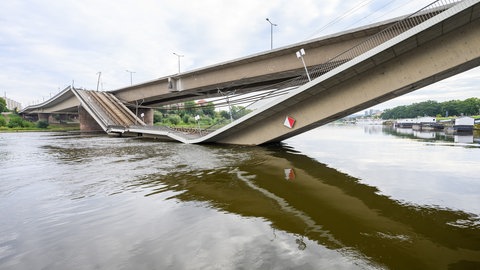 Teile der Carolabrücke über der Elbe in Dresden sind eingestürzt und liegen im Wasser