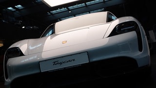 Ein elektrischer Porsche Taycan Turbo S steht im Porsche Zentrum Stuttgart.
