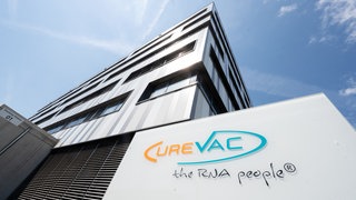 Ein Schild mit dem Logo des biopharmazeutischen Unternehmens CureVac steht vor der Zentrale in Tübingen.