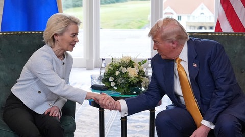 Einigung im Zollstreit: US-Präsident Donald Trump schüttelt der Präsidentin der Europäischen Kommission Ursula von der Leyen die Hand.