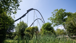 Besucher fahren im Europapark mit der Achterbahn «Silver Star».