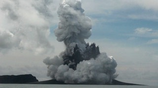 Ein Untersee-Vulkan bricht aus und schleudert große Mengen Dampf und Asche in die Atmosphäre.
