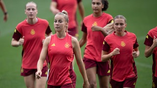 Julia Gwinn und andere Nationalspielerinnen beim Training