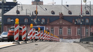 Verkehr bewegt sich durch eine Baustelle der Theodor-Heuss-Brücke, die den Rhein zwischen Mainz-Kastel und Mainz überspannt, vorbei.