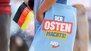 AfD-Wahlkampftasche mit Aufdruck: Der Osten macht's