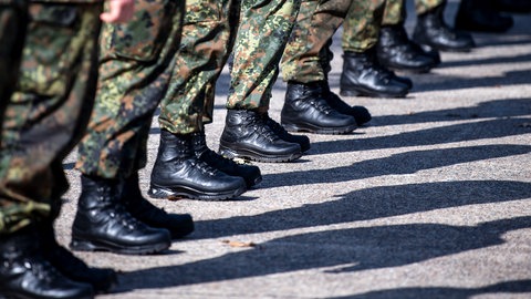 Soldaten der Bundeswehr stehen auf dem Appellplatz.