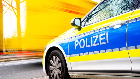 Ein Einsatzfahrzeug der Polizei steht an einer Straße