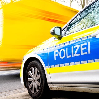 Ein Einsatzfahrzeug der Polizei steht an einer Straße