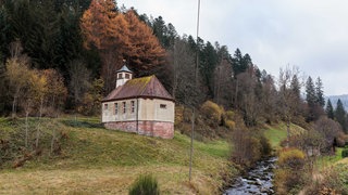 Eine kleine Kapelle steht neben dem Fluss Schönmünz im Ortsteil Zwickgabel.