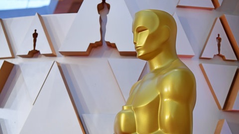 Eine Oscar-Statue steht vor dem Dolby Theater in Los Angeles.