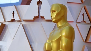 Eine Oscar-Statue steht vor dem Dolby Theater in Los Angeles.