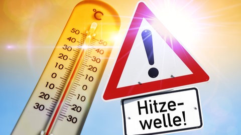 Fotomontage: Schild mit Aufschrift "Hitzewelle" vor brennender Sonne und Thermometer.