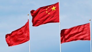 Die chinesische Flagge an einem Fahnenmast.