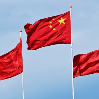 Die chinesische Flagge an einem Fahnenmast.