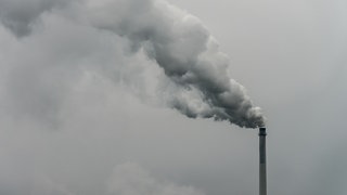 Gefährdete Klimaschutzziele: Qualm steigt aus dem Schornstein einer Fabrik