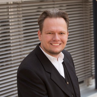 Arne Wiechern steht im Gang eines SWR-Gebäudes.