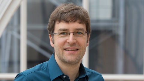 Bernhard Seiler steht im Gang eines SWR-Gebäudes.