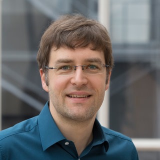 Bernhard Seiler steht im Gang eines SWR-Gebäudes.