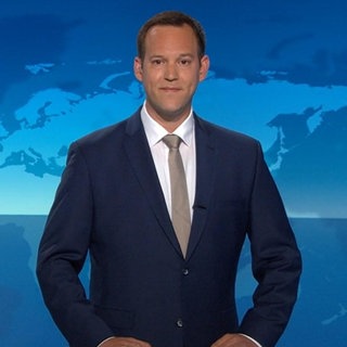 Florian Zelt steht im Studio der Tagesschau
