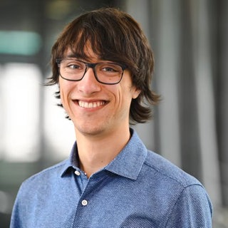 Leon Vucemilovic steht im Gang eines SWR-Gebäudes