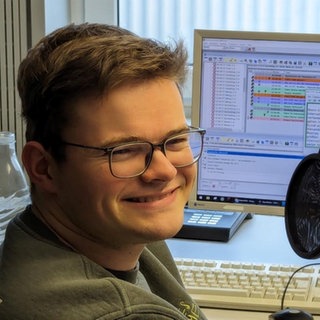 Simon Dörr sitzt im Sendestudio von SWR Aktuell.