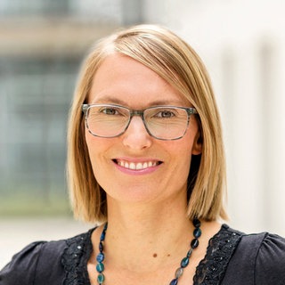 Laura Koppenhöfer steht im Gang eines SWR-Gebäudes