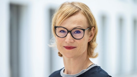 Marie Gediehn steht im Gang eines SWR-Gebäudes.