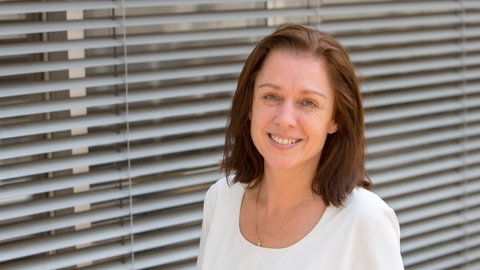Petra Waldvogel steht im Gang eines SWR-Gebäudes.