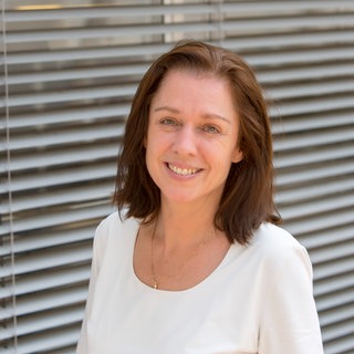 Petra Waldvogel steht im Gang eines SWR-Gebäudes.