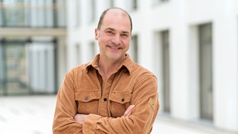 Peter Knetsch steht im Gang eines SWR-Gebäudes.