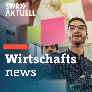 Ein junges Team plant ein Geschäftsvorhaben mit bunten "Post it"-Zetteln.