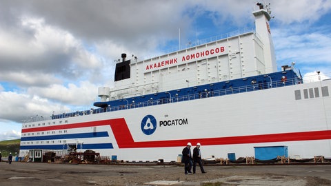 Das erste schwimmende Atomkraftwerk mit dem Namen Akademik Lomonossow hat 2019 in Murmansk unter Protest von Umweltschützern in Russlands Fernem Osten seine Stromproduktion begonnen.