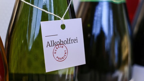 Alkoholfreier Wein steht bei einem Händler im Regal. Immer mehr Weingüter, Winzergenossenschaften und Handelskellereien bieten entalkoholisierte Weine an.