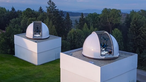 Kubisches Gebäude mit Halbkugel auf dem Dach. Darin ist ein Teleskop zur Weltraumüberwachung.