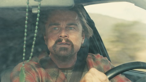 Leonardo di Caprio als Bob Ferguso in einer Szene des Films "One Battle After Another" fährt in einem Auto durch eine Wüste in den Vereinigten Staaten.