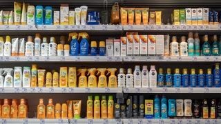 Supermarktregal voller unterschiedlicher Sonnenschutzmittel