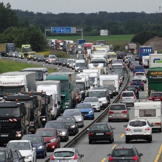 Fahrzeuge stauen sich in einer Baustelle auf der Autobahn A7, bei der eine Fahrbahn komplett erneuert wird.