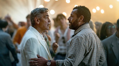 George Clooney als Jay Kelly und Adam Sandler als Ron Sukenick in einer Szene des Films „Jay Kelly“