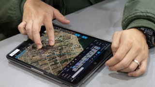 Piloten begutachten eine digitale Landkarte (Symbolfoto)