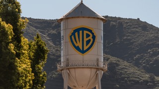 Der Streaming-Riese Netflix setzt zur Übernahme des Hollywood-Urgesteins Warner Brothers an. Im Bild ist der Warner Bros. Wasserturm in den Warner Bros. Studios in Burbank zu sehen.