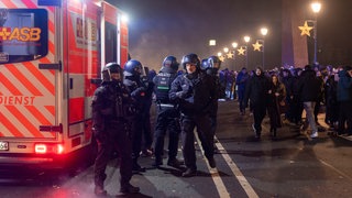 Rettungsdienst und Polizei sind an Silvester in Frankfurt am Main im Einsatz.