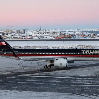 Ein Flugzeug mit Donald Trump Jr. an Bord landet in der grönländischen Hauptstadt Nuuk.