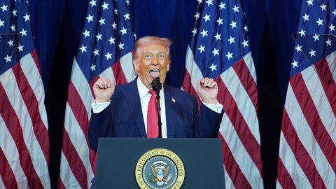 Präsident Donald Trump spricht zu den republikanischen Abgeordneten des Repräsentantenhauses während ihrer jährlichen Klausurtagung. Er hat beide Hände erhoben und streckt seine Zunge heraus.