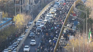 Demonstranten marschieren in der Innenstadt von Teheran bei einem Protest gegen die schlechten wirtschaftlichen Bedingungen.