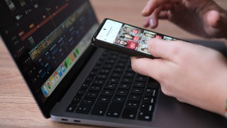 Laptot und Handy mit geöffneter Social Media Plattform.