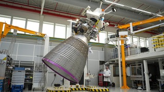 Ein Mechaniker arbeitet im Werk der ArianeGroup in Vernon, westlich von Paris, am Triebwerk Vulcain 2.1, das die Trägerrakete Ariane 64 antreibt.