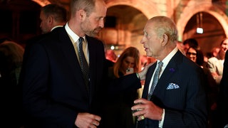 Der britische König Charles III. mit seinem Sohn Prinz William.